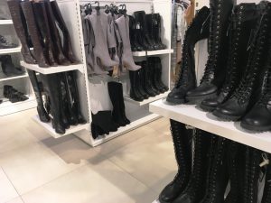マニラのショッピングモール「冬用ブーツ」