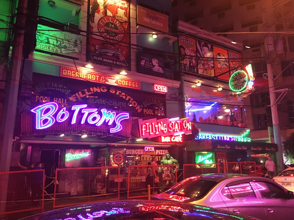 【夜遊び】マニラの人気ゴーゴーバー「ボトムス Bottoms」の外観写真