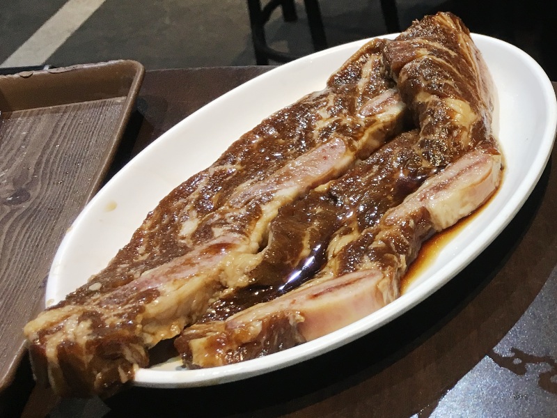 フィリピン　おすすめレストラン　韓国焼肉　骨付きカルビ
